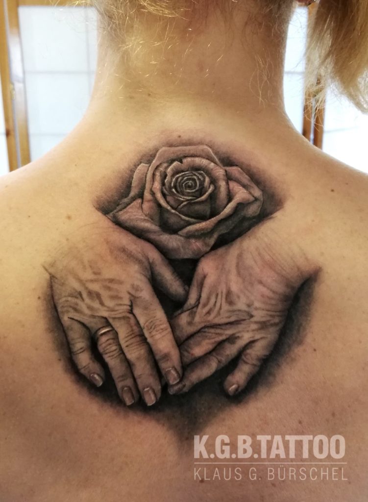 Die Hände der Mutter. Sehr schöne Idee.
