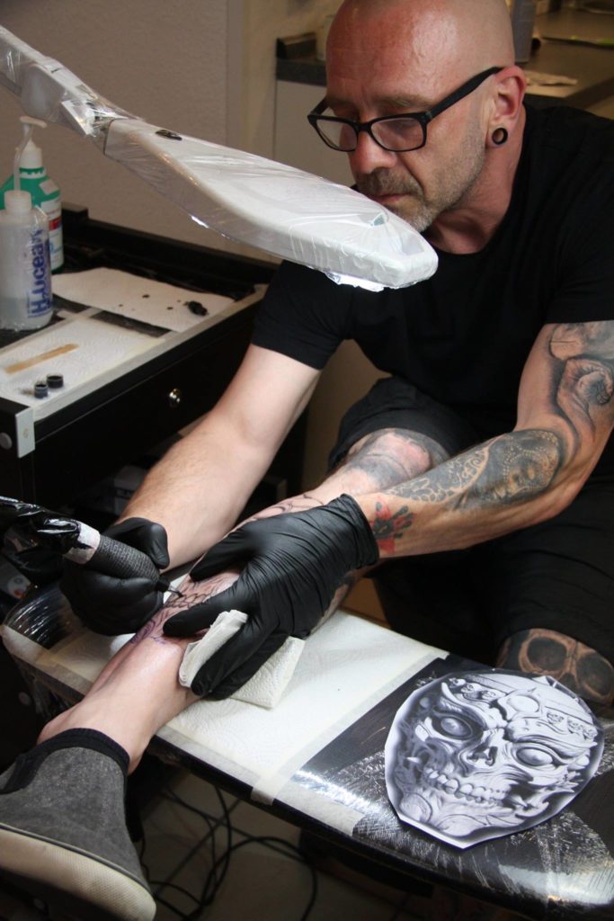 Selftattooing and Wirbelsäuleruiniring. #weilsirgendwieauchspassmacht